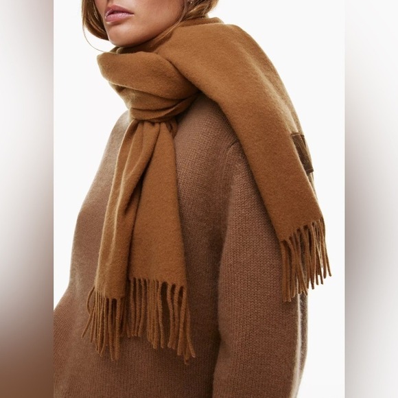 NEW NWT Aritzia Wilfred The Classic Wool Fringe Scarf Gold Camel - Picture 4 of 4